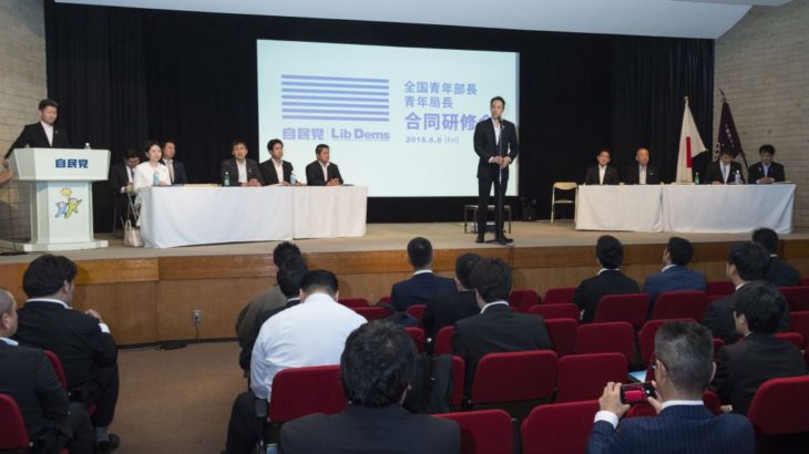 自民党青年局の“過激パーティー”に女性ダンサー登場！下着姿でのパフォーマンスが物議