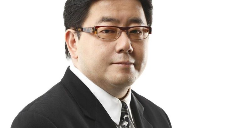 秋元康のイケオジぶりが話題！最新の近影がネットで大反響