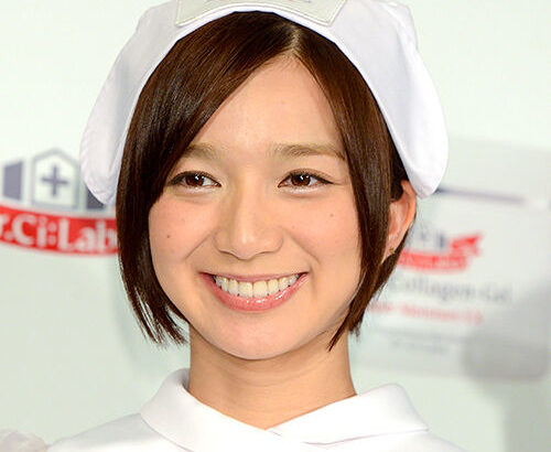 芹那、紐ビキニでセクシーな美ヒップを披露！サウナ室での大胆ショットにファン歓喜