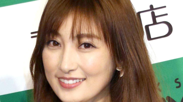 【芸能】熊田曜子「脱ぐ専用のコート」脱ぎ捨てピンクのビキニ姿に！　鍛え上げられた美ボディーに会場どよめく　関コレに水着で登場