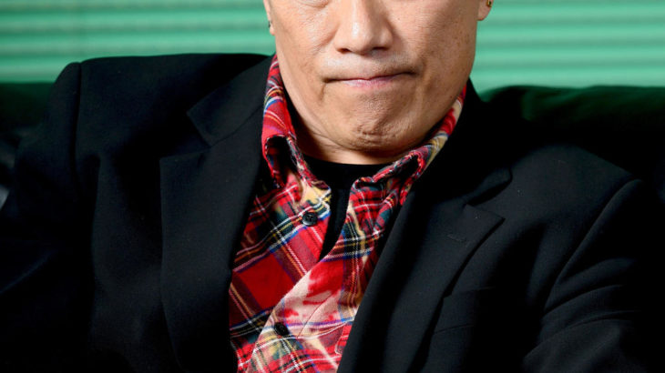 【芸能】長渕剛、りんごを持ち笑顔の最新写真披露　「舌のもつれた常識に　真っ赤なリンゴを投げつけた」