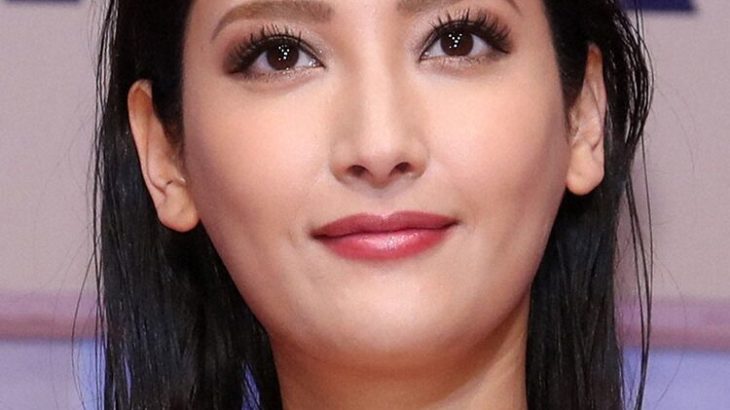 ファンが絶賛する菜々緒のスタイル最高なヘソピアス姿