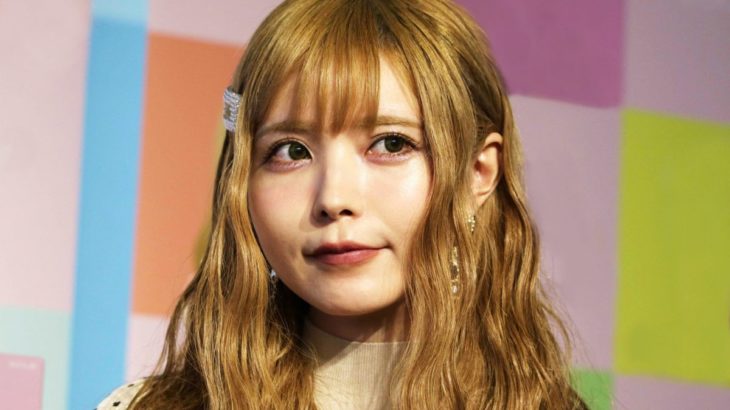 益若つばさの赤ずきん衣装が「透け透け」すぎる？ファッション論争が巻き起こる