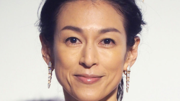 昔のキムタクを彷彿させる？鈴木保奈美のスタイリッシュなデニムファッション