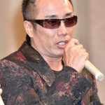 長渕剛、真っ赤なリンゴを投げつけた新写真にファン驚愕「スタイリッシュな一面を見せつける」