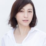 広末涼子、43歳には見えない透け美脚！薄い生地のパンツで妖艶コーデ披露
