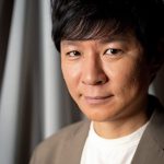 【芸能】アンジャッシュ・渡部建　出入り口にカーテンが引かれ、姿を見せない厳戒態勢で帰路…　地上波の生放送に復帰後初出演wwww
