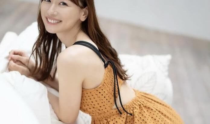 皆藤愛子、松葉杖姿で左足骨折報告「左足以外は元気です」