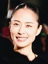 深津絵里、喪服姿で西田敏行を弔問 – 合流した妻夫木聡や三谷幸喜氏の姿も