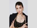 マギー32歳挑戦！上半身「ほぼ裸」悩殺動画投稿。美しいアート性が融合