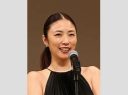 「エグすぎ」な女優のスタイル、MEGUMIの集合写真が引き起こす同情の声