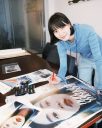 【芸能】のん、2025年カレンダーのチェック作業に励むオフショット！ 「ペン持ってるの似合います」