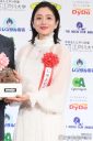 【芸能】石原さとみ、感極まり涙 両親が21年ぶり授賞式参加「病気を乗り越えて」【第49回報知映画賞】