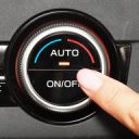 【自動車】昭和オヤジの常識「加速が鈍るから全開時はエアコンオフ」はもはや古い考え！　イマドキのクルマはエアコン入れっぱなしでOK