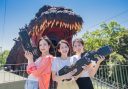 【社会】ゴジラ公式が投稿したとんでもない写真、銃を構える3人の女性に違和感　「銃口逆だろ」とツッコミ相次ぐ